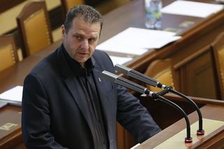 Policie vyšetřuje komunistu Ondráčka. „Obdivuji Putina za trpělivost s fašistickou chátrou“ - Novinky